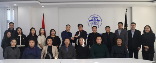 МҮХАҮТ-ын Ерөнхийлөгч Л.Төр-Одод тамгыг нь гардуулж өглөө